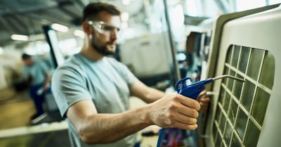RACHP-engineer-maintaining-air-conditioning-system